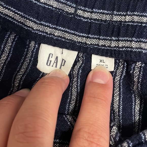 Gap Linen Shorts - Picture 2 of 3